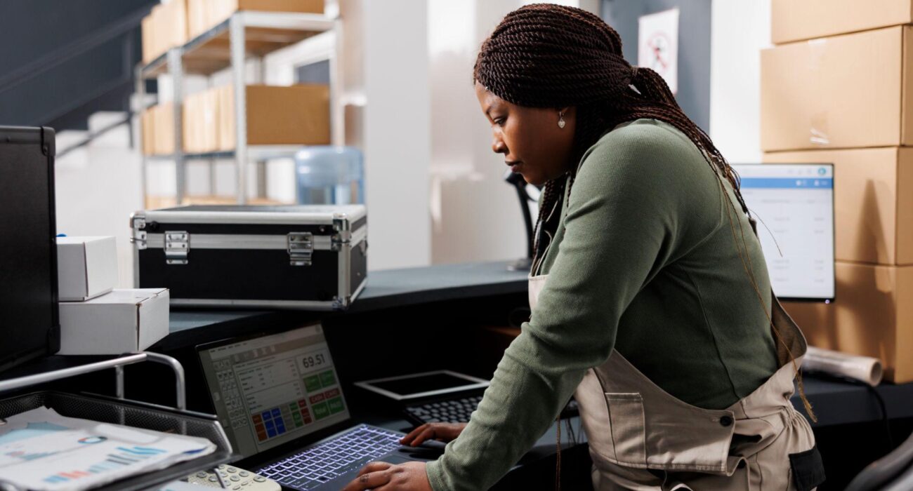 Dirigeant de PME utilisant une solution numérique de gestion en Côte d’Ivoire