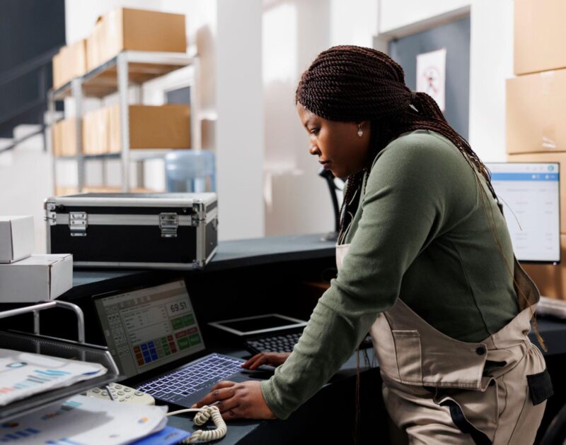Dirigeant de PME utilisant une solution numérique de gestion en Côte d’Ivoire