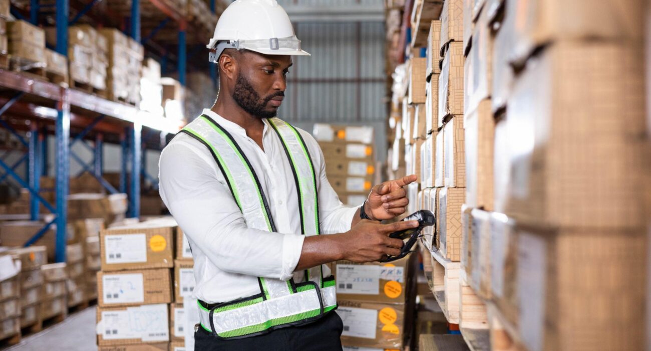 Employé contrôlant les stocks de marchandises dans un entrepôt
