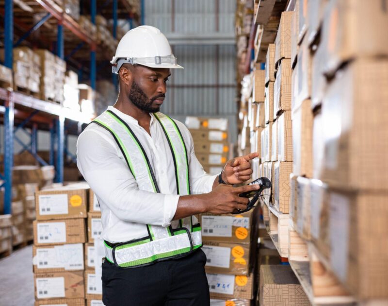 Employé contrôlant les stocks de marchandises dans un entrepôt